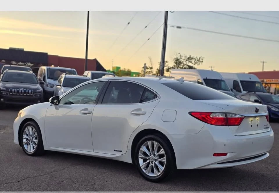 2013 Lexus ES 6th Gen - Image 2 of 14