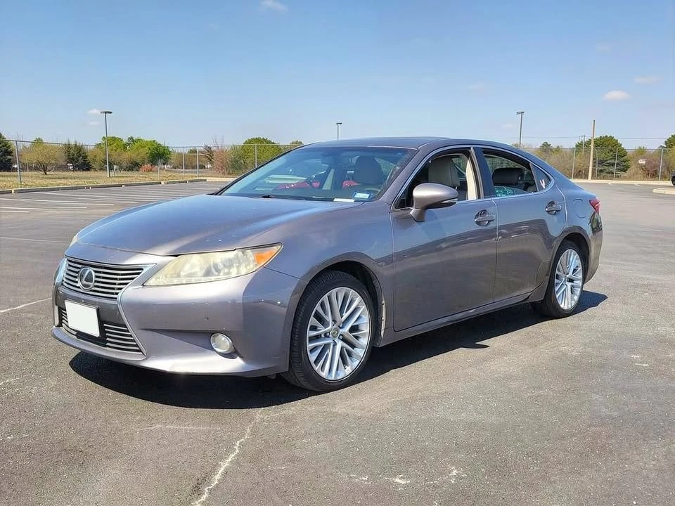2013 Lexus ES 6th Gen - Image 10 of 17