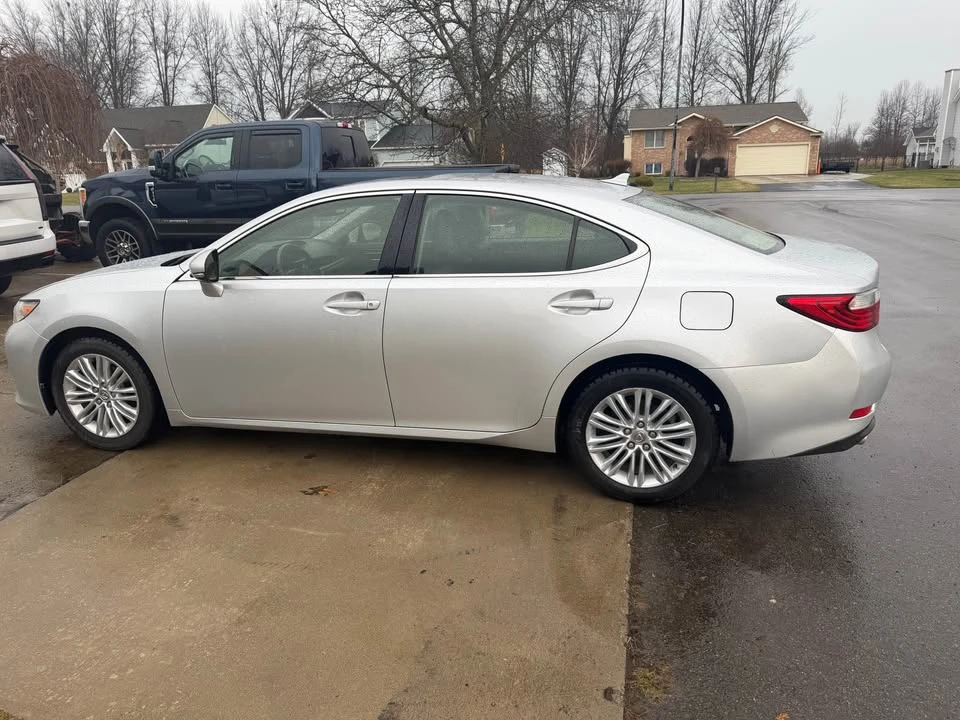 2013 Lexus ES 6th Gen - Image 3 of 8