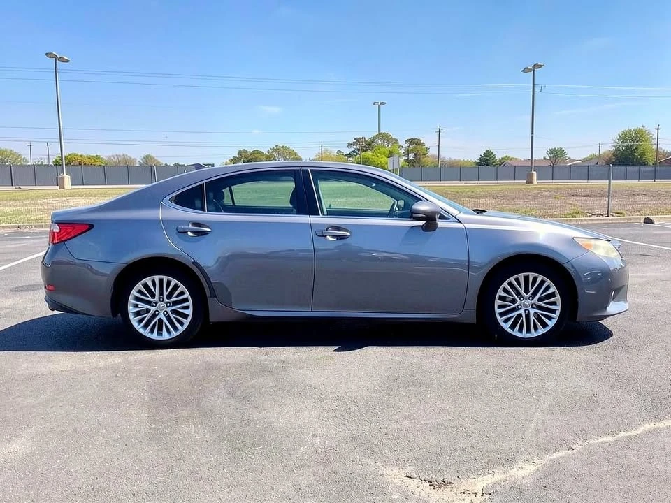 2013 Lexus ES 6th Gen - Image 15 of 17
