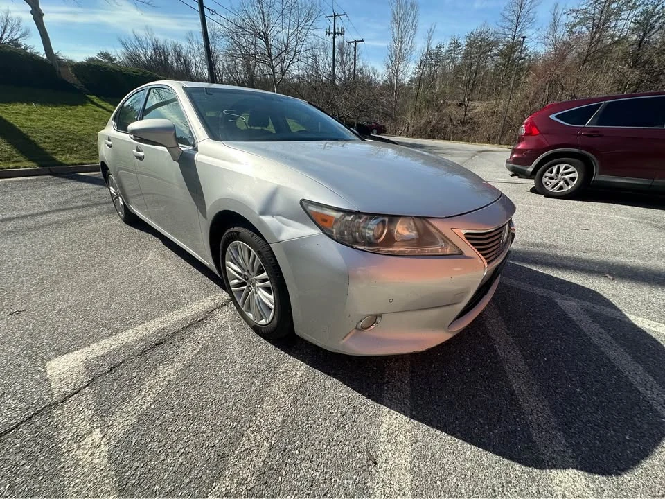 2013 Lexus ES 6th Gen - Image 3 of 20