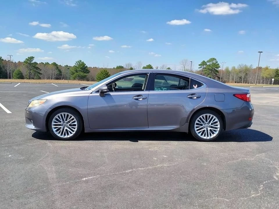 2013 Lexus ES 6th Gen - Image 11 of 17