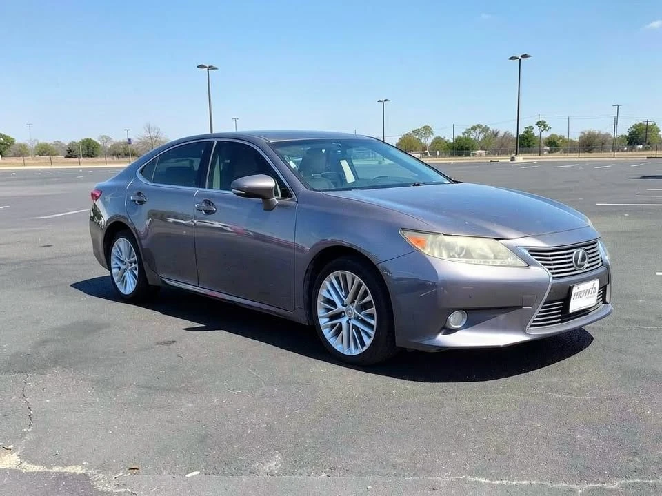 2013 Lexus ES 6th Gen - Image 16 of 17