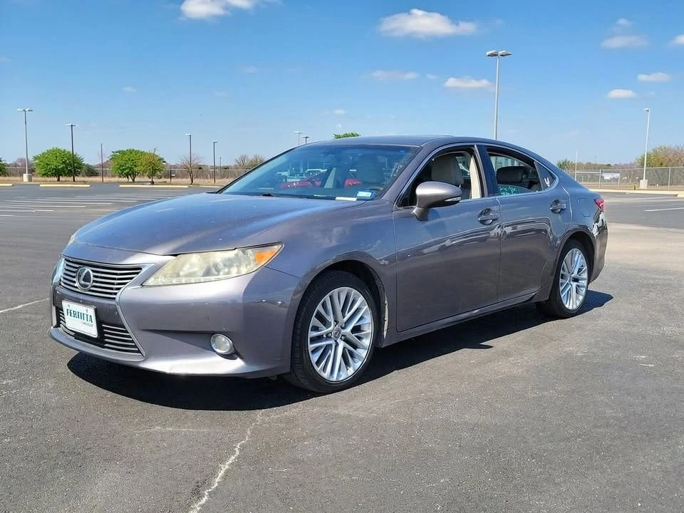 2013 Lexus ES 6th Gen - Image 9 of 17