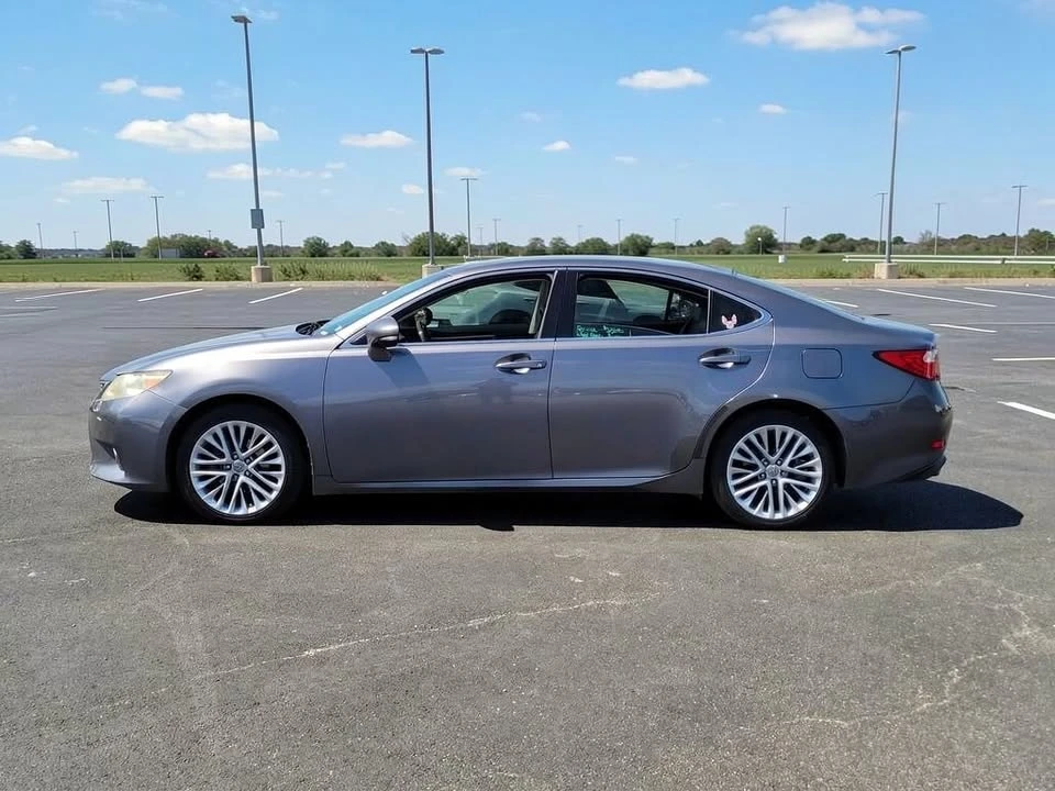 2013 Lexus ES 6th Gen - Image 2 of 17