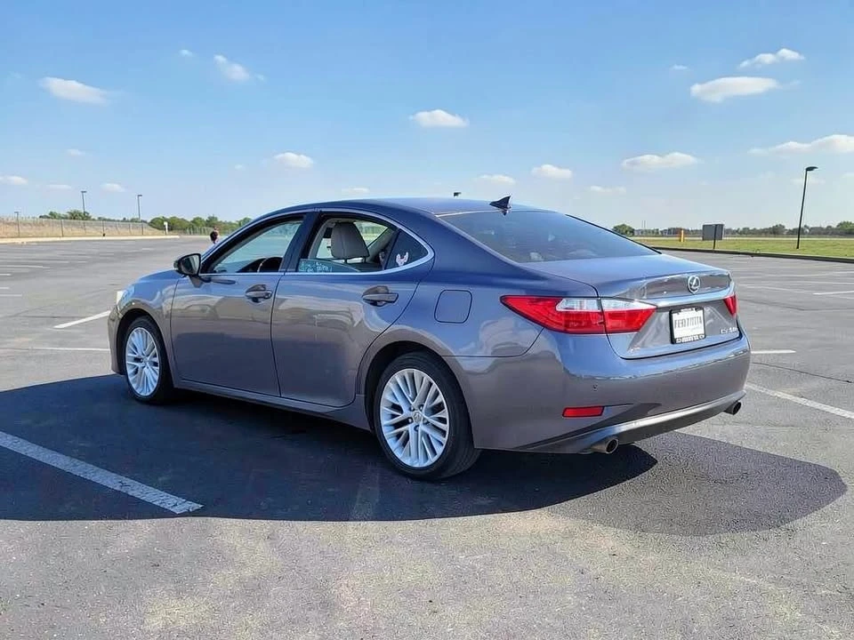 2013 Lexus ES 6th Gen - Image 12 of 17