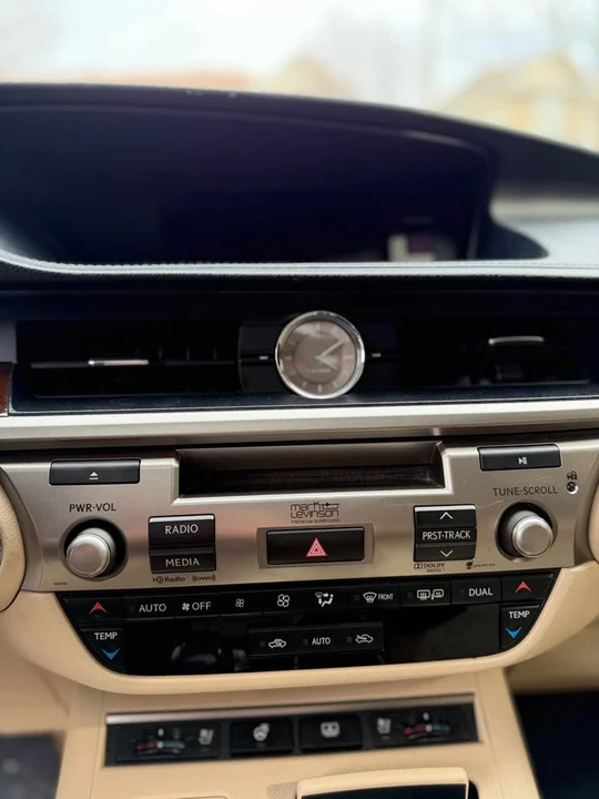 2013 Lexus ES 6th Gen - Image 13 of 15