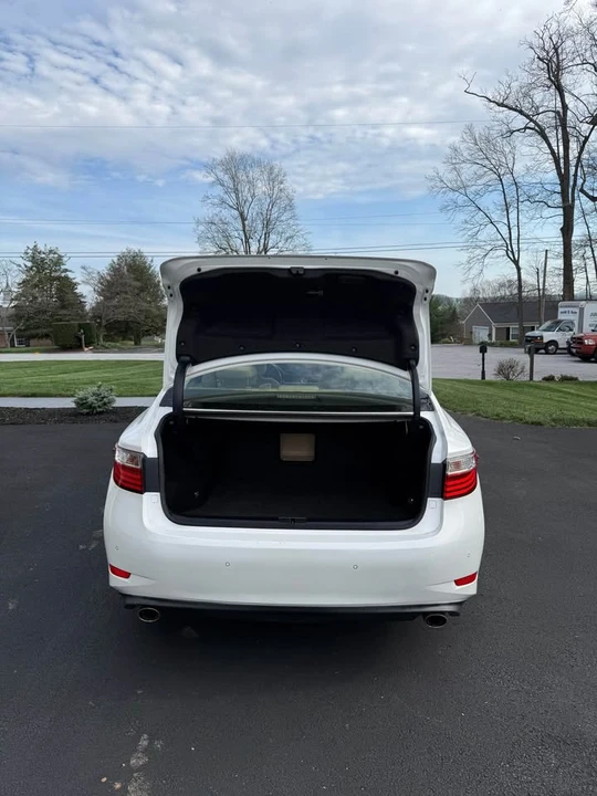 2013 Lexus ES 6th Gen - Image 10 of 20