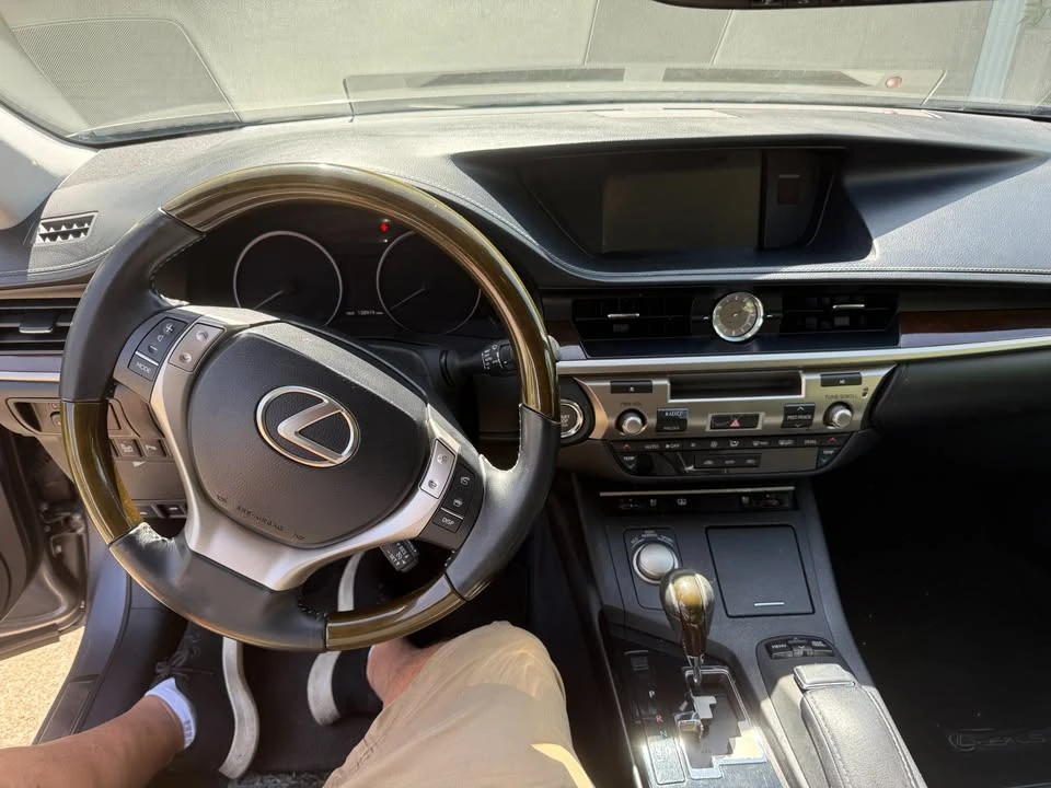 2013 Lexus ES 6th Gen - Image 6 of 14