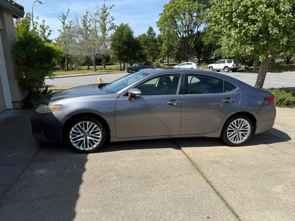 2013 Lexus ES 6th Gen - Image 2 of 14