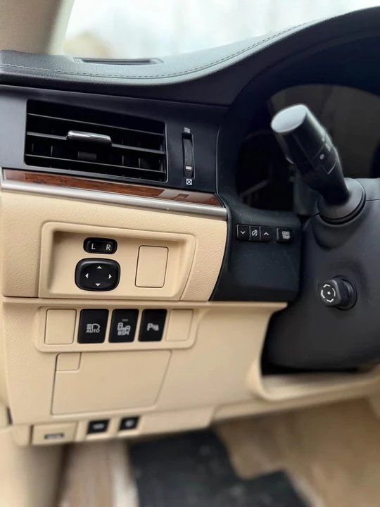 2013 Lexus ES 6th Gen - Image 12 of 15