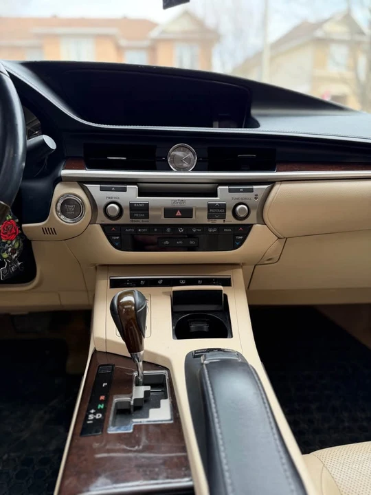 2013 Lexus ES 6th Gen - Image 10 of 15