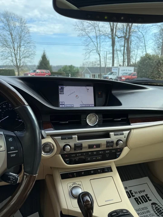 2013 Lexus ES 6th Gen - Image 15 of 20