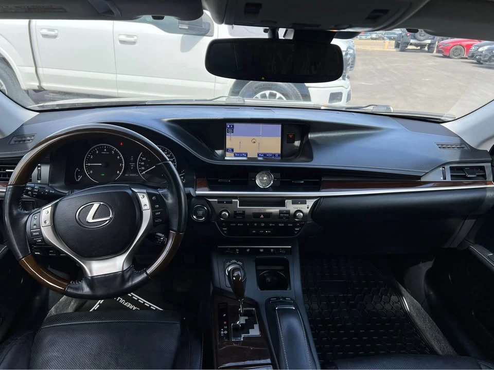 2013 Lexus ES 6th Gen - Image 8 of 13