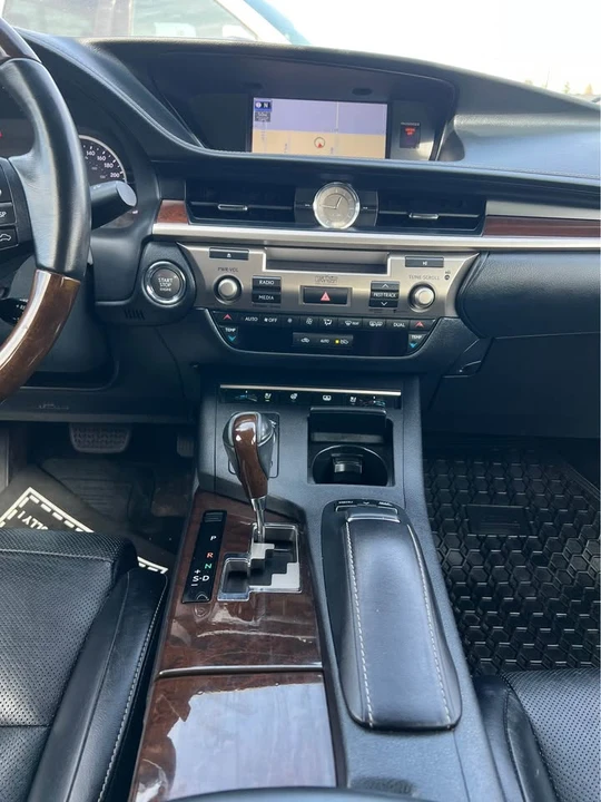 2013 Lexus ES 6th Gen - Image 10 of 13