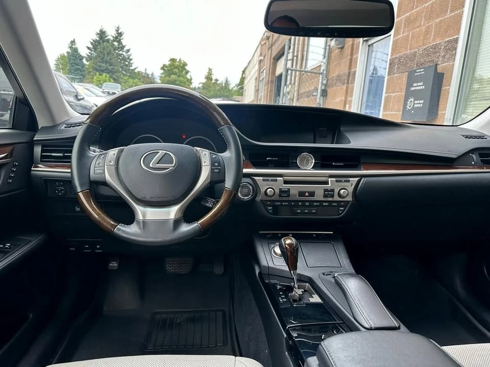 2013 Lexus ES 6th Gen - Image 11 of 18