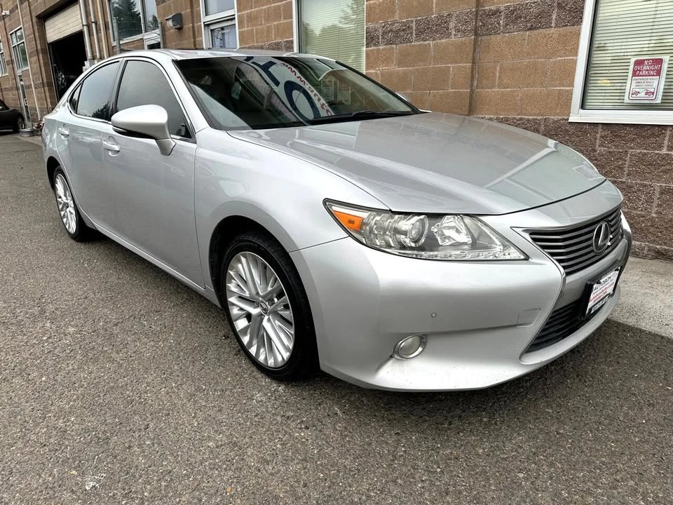 2013 Lexus ES 6th Gen - Image 15 of 18