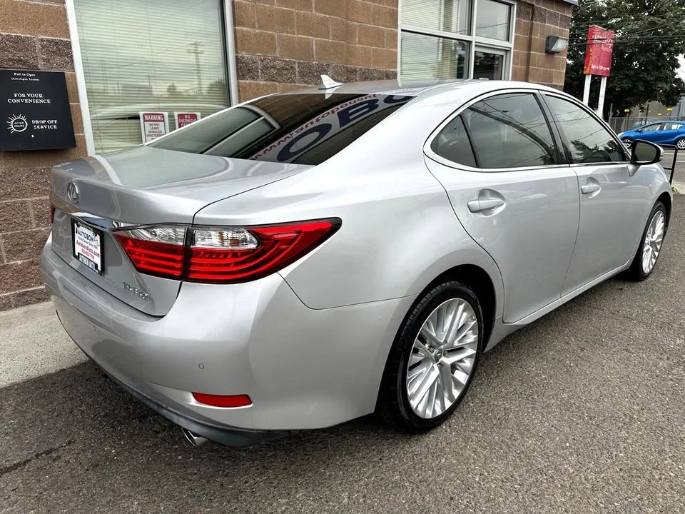 2013 Lexus ES 6th Gen - Image 17 of 18