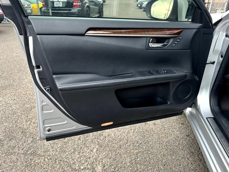 2013 Lexus ES 6th Gen - Image 7 of 18