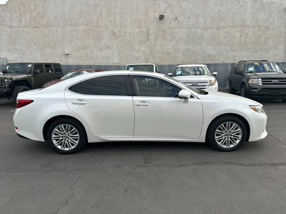 2013 Lexus ES 6th Gen - Image 2 of 11
