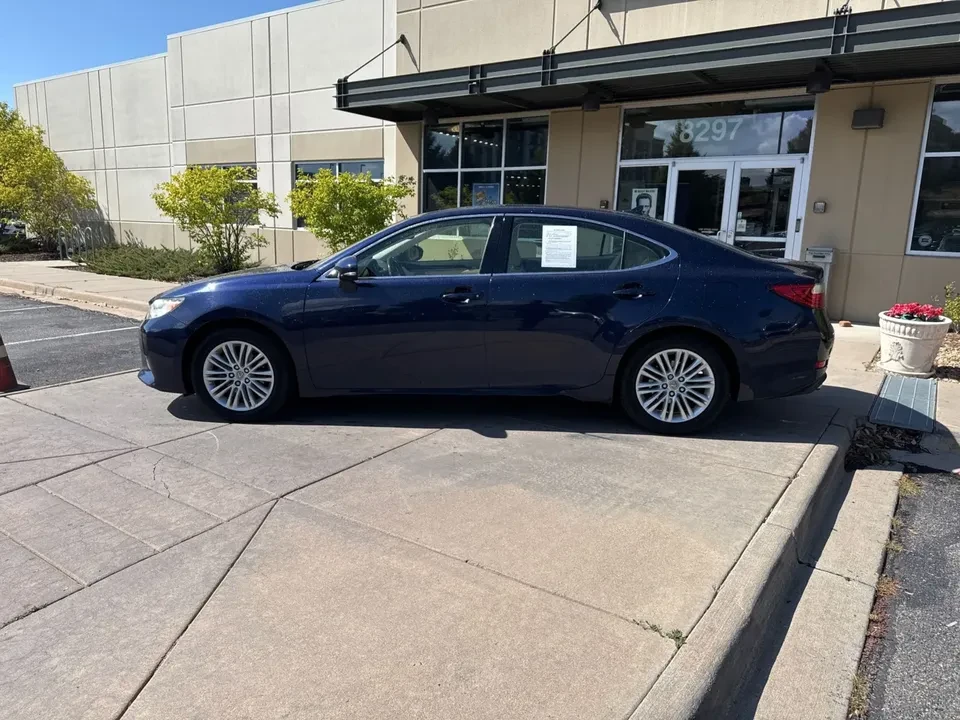 2013 Lexus ES 6th Gen - Image 7 of 15