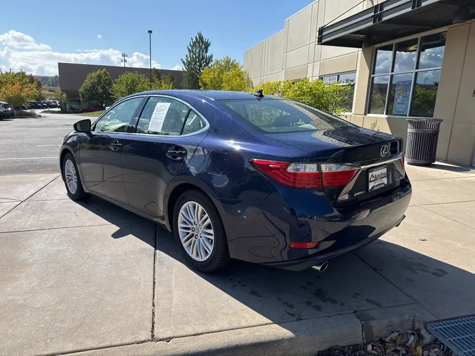 2013 Lexus ES 6th Gen - Image 8 of 15
