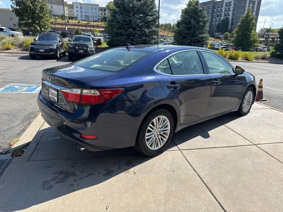 2013 Lexus ES 6th Gen - Image 5 of 15