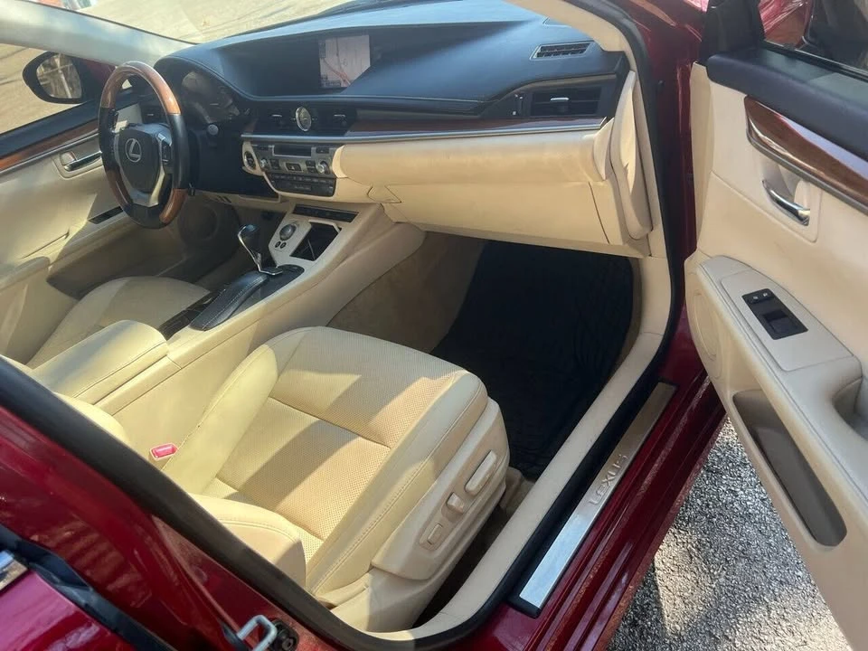 2013 Lexus ES 6th Gen - Image 17 of 20
