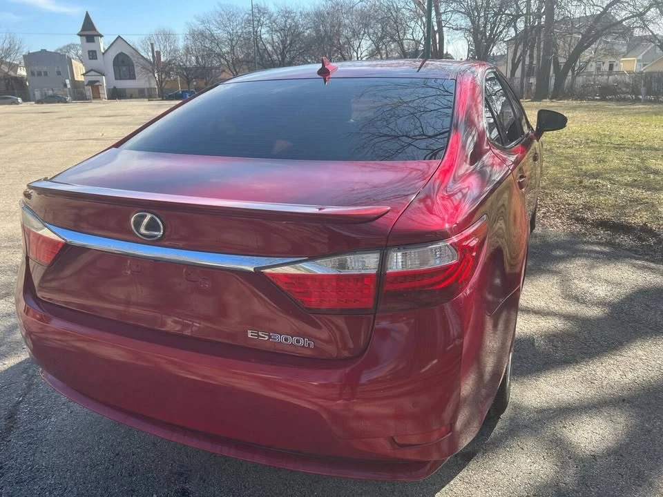 2013 Lexus ES 6th Gen - Image 11 of 20