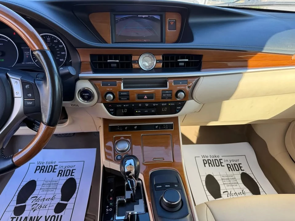 2013 Lexus ES 6th Gen - Image 18 of 19
