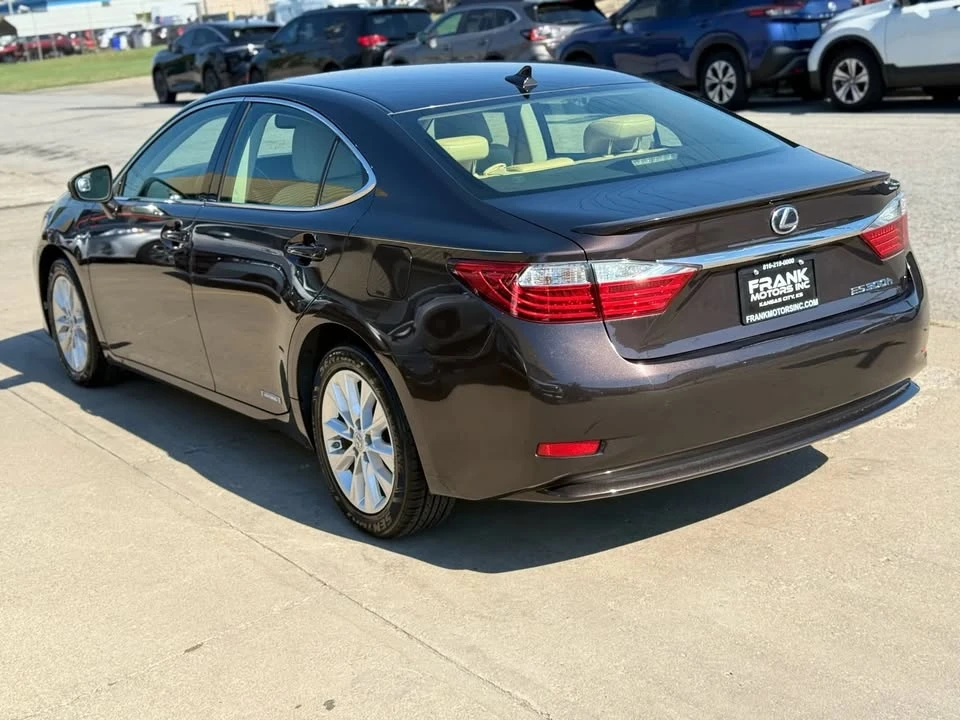 2013 Lexus ES 6th Gen - Image 11 of 19
