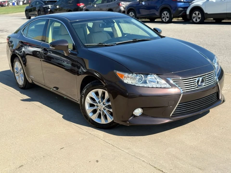 2013 Lexus ES 6th Gen - Image 2 of 19