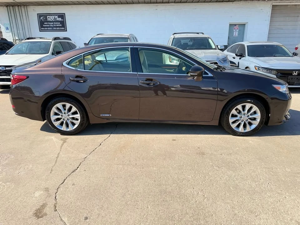2013 Lexus ES 6th Gen - Image 3 of 19