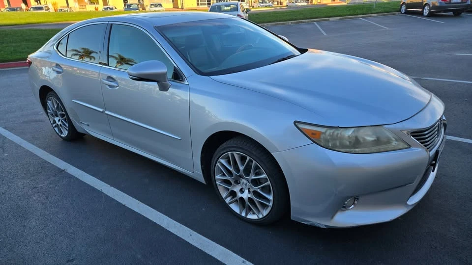 2013 Lexus ES 6th Gen - Image 2 of 4