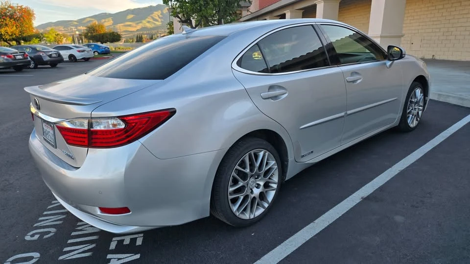 2013 Lexus ES 6th Gen - Image 3 of 4