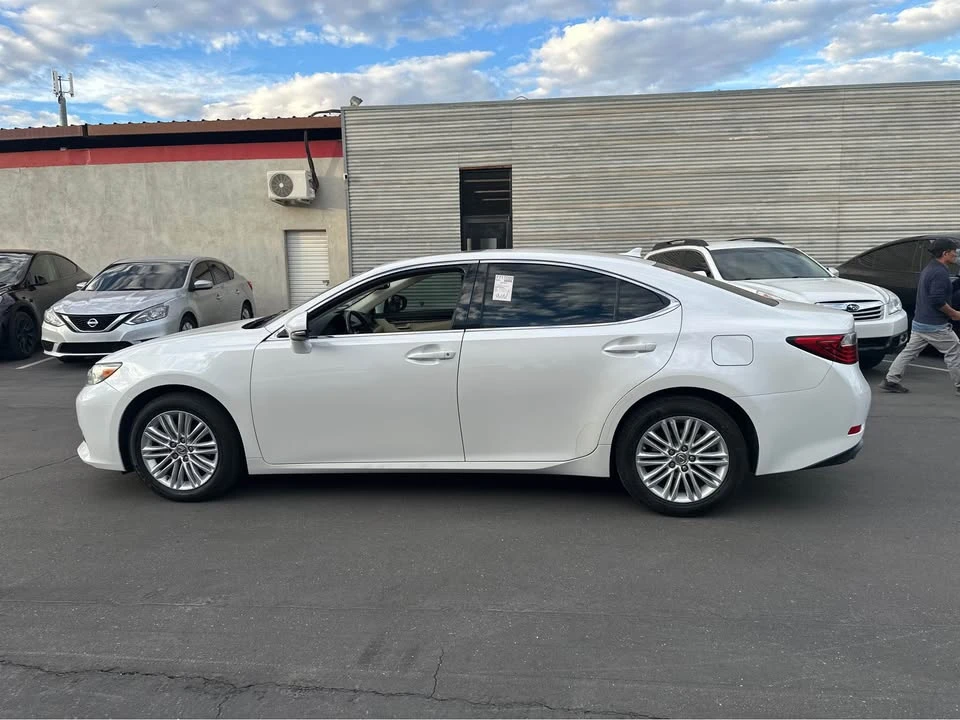 2013 Lexus ES 6th Gen - Image 6 of 11