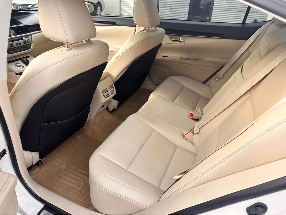 2013 Lexus ES 6th Gen - Image 10 of 11