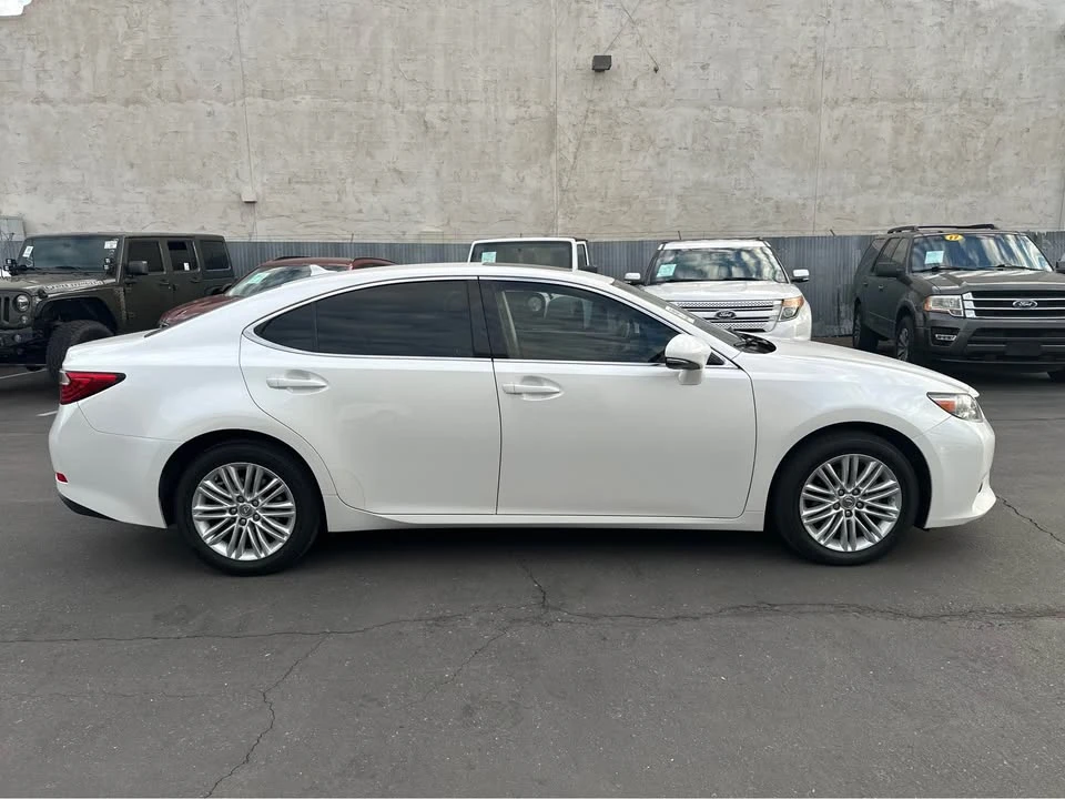 2013 Lexus ES 6th Gen - Image 2 of 11