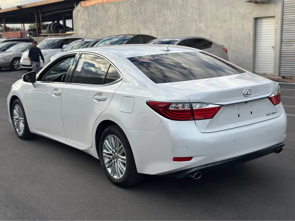 2013 Lexus ES 6th Gen - Image 5 of 11