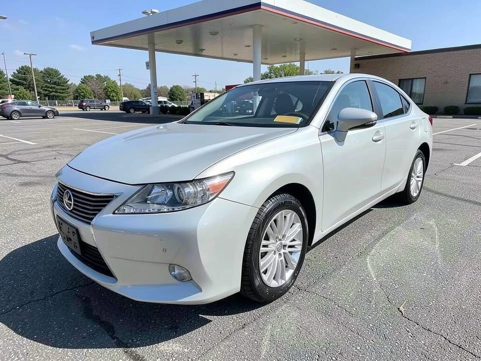 2013 Lexus ES 6th Gen - Image 5 of 18