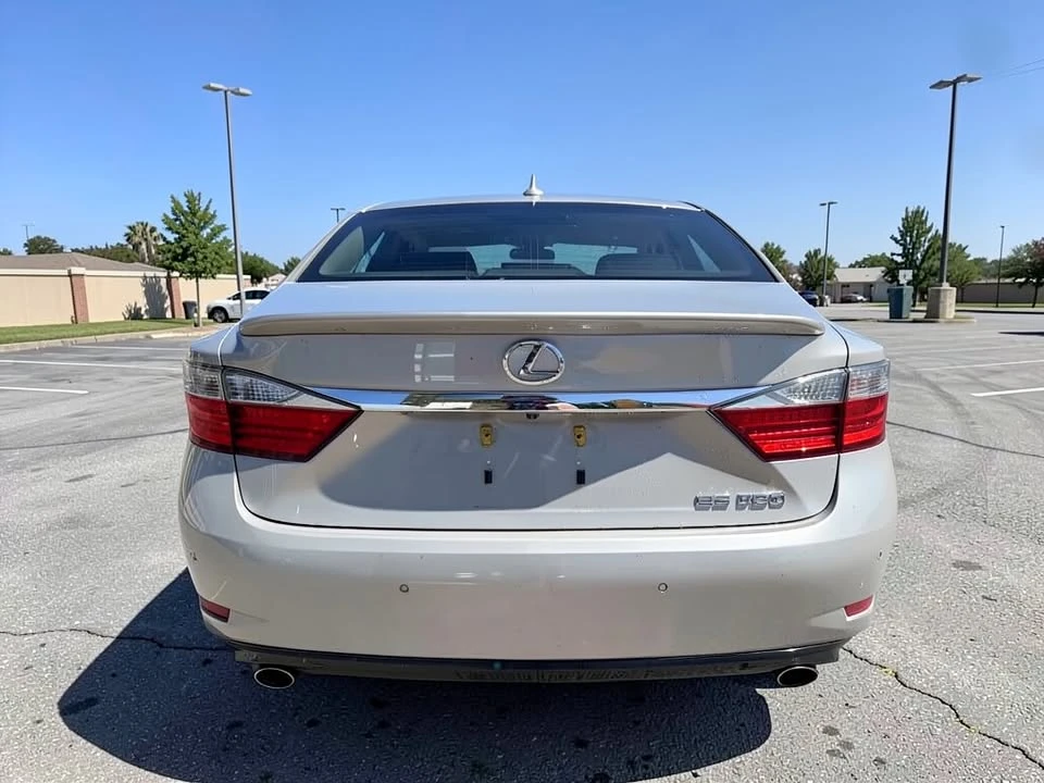 2013 Lexus ES 6th Gen - Image 3 of 18