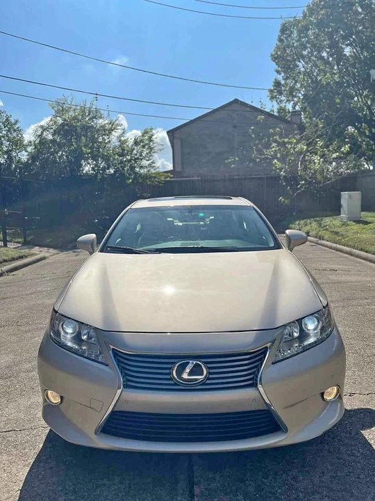 2013 Lexus ES 6th Gen - Image 2 of 19