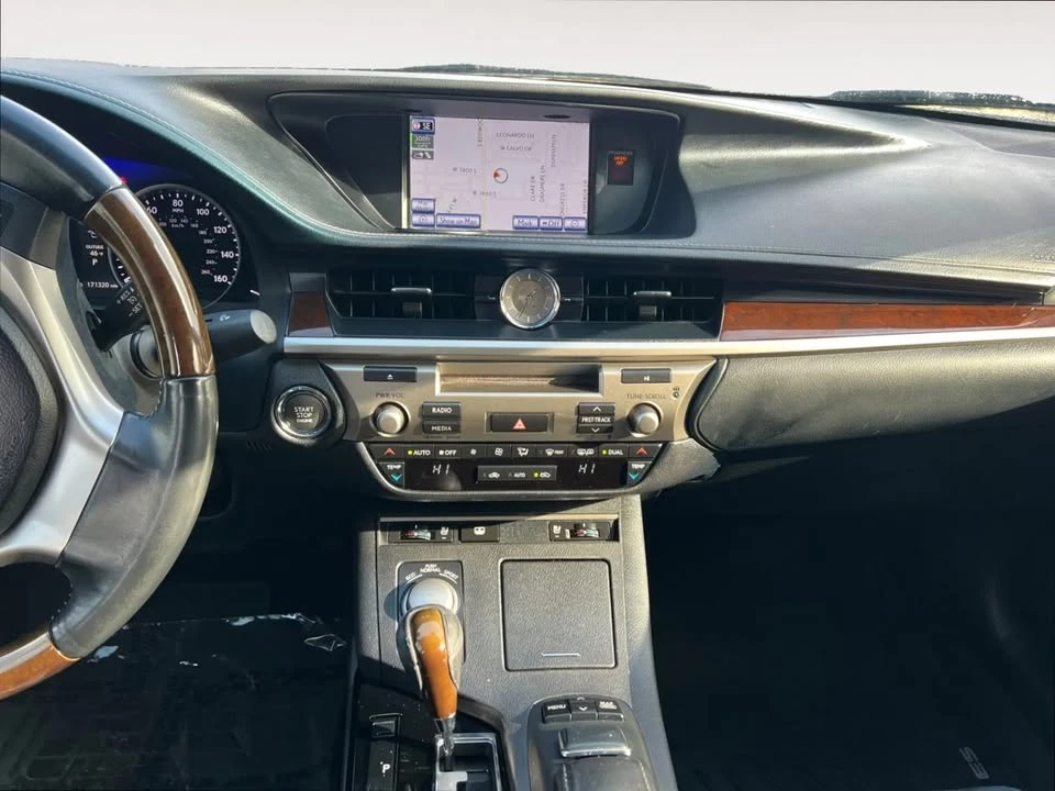 2013 Lexus ES 6th Gen - Image 11 of 20
