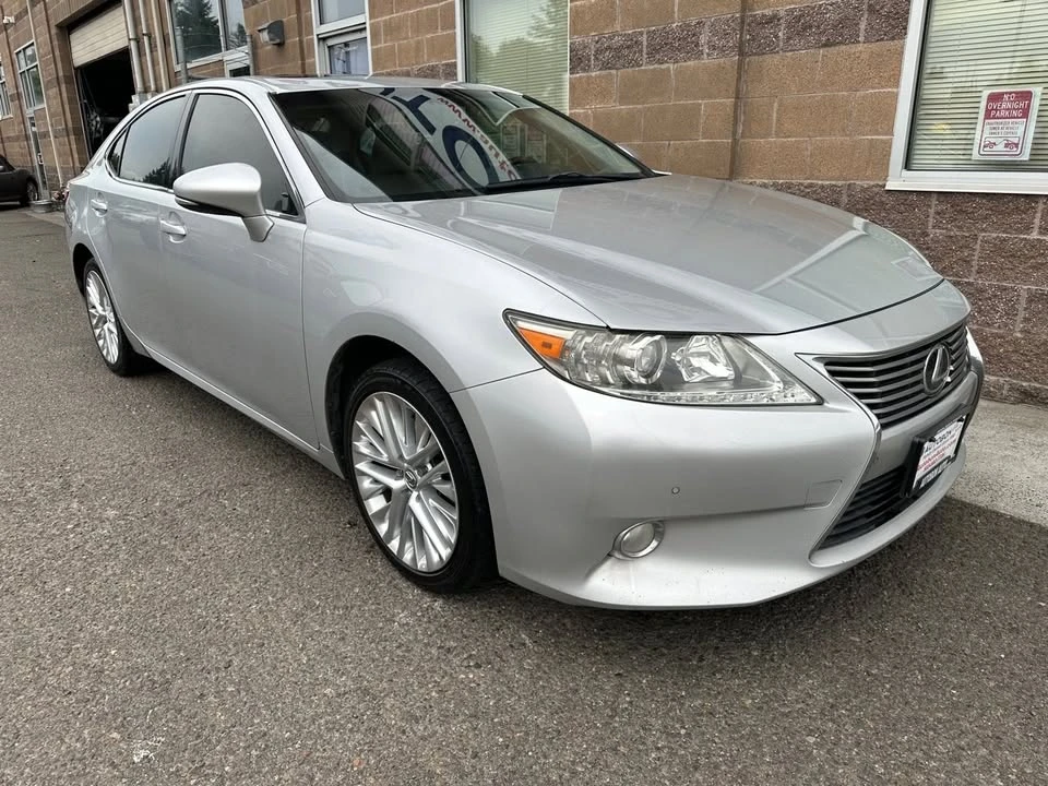 2013 Lexus ES 6th Gen - Image 17 of 20