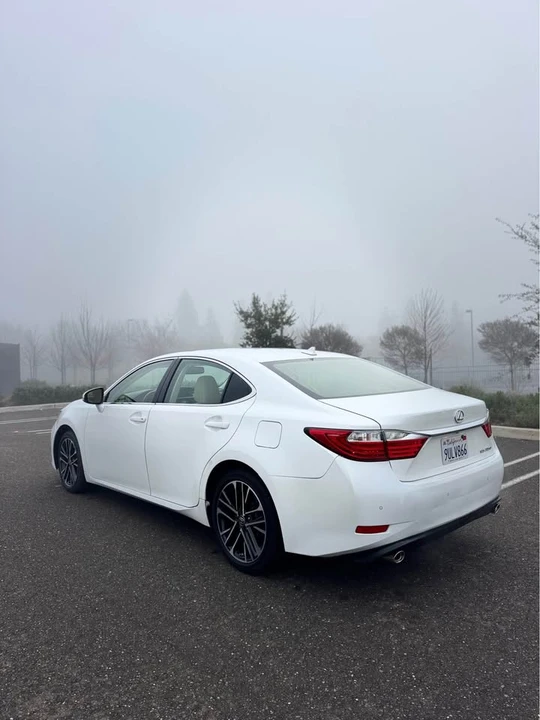2013 Lexus ES 6th Gen - Image 2 of 14