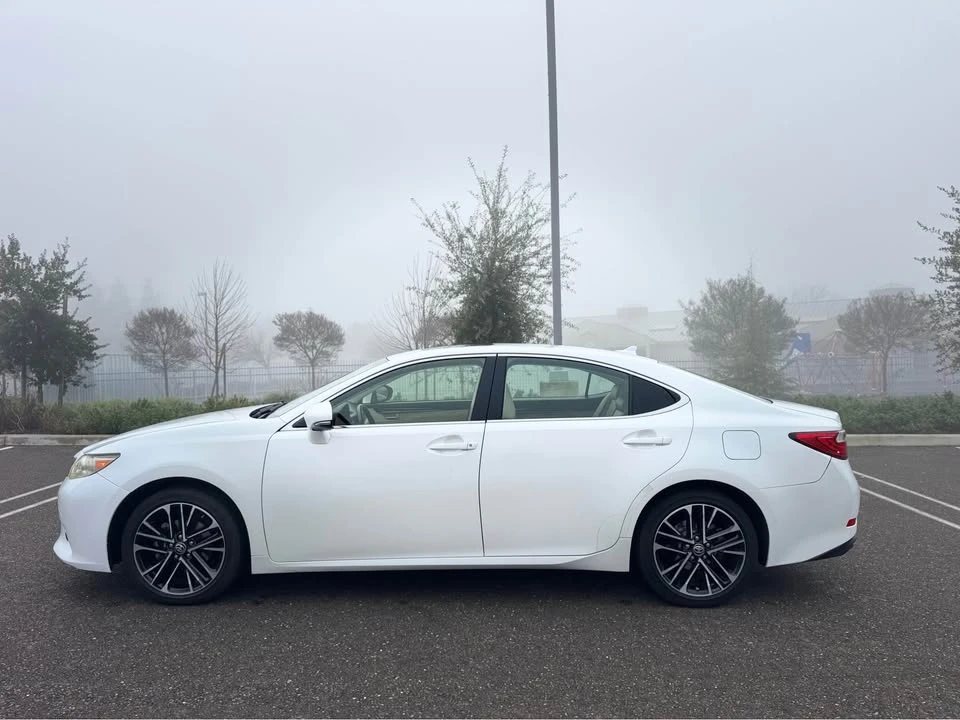 2013 Lexus ES 6th Gen - Image 3 of 14