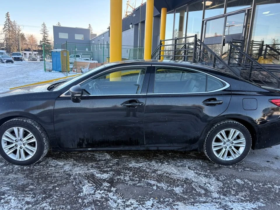 2013 Lexus ES 6th Gen - Image 2 of 15