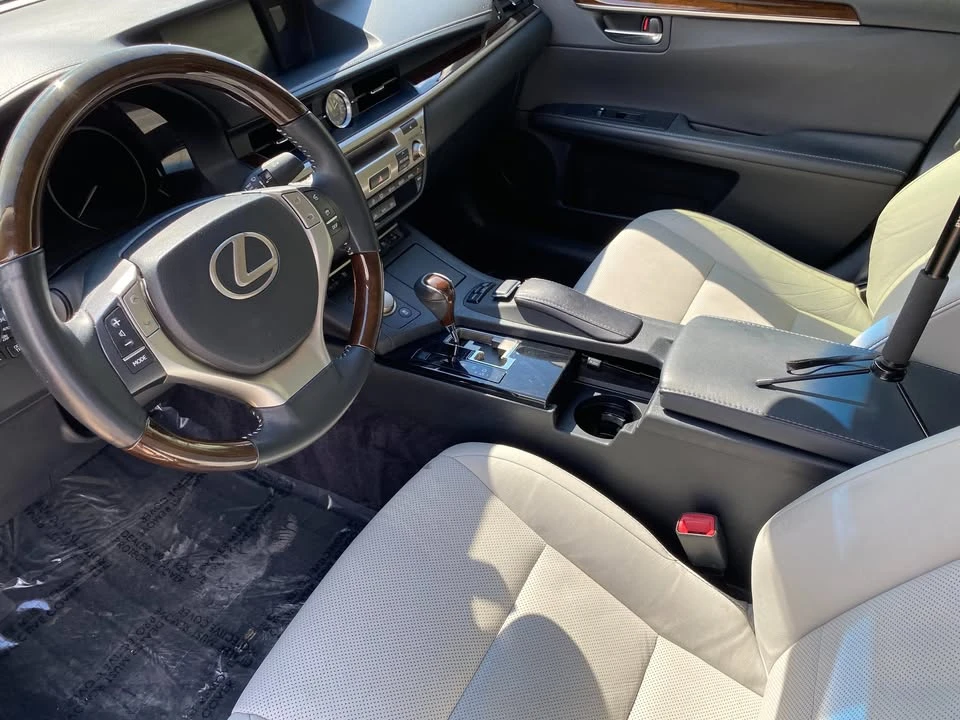 2013 Lexus ES 6th Gen - Image 7 of 10