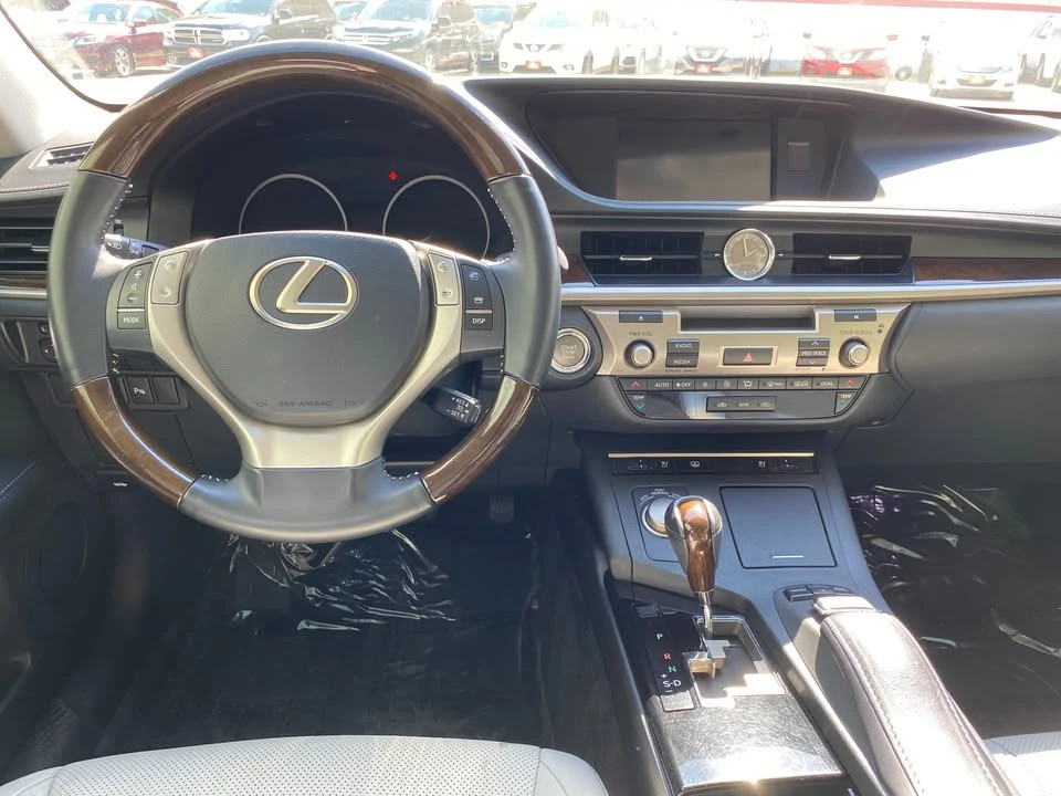 2013 Lexus ES 6th Gen - Image 8 of 10