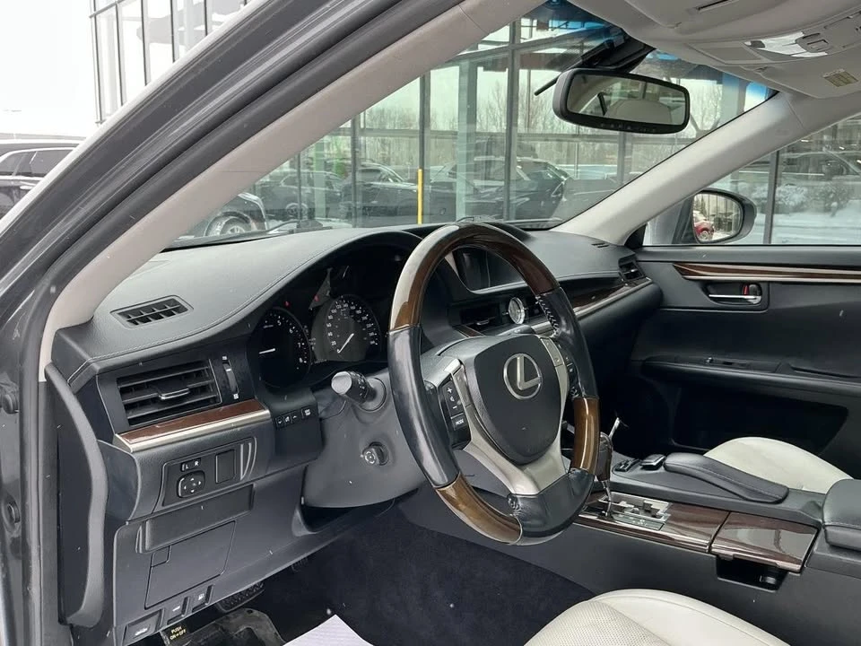 2013 Lexus ES 6th Gen - Image 17 of 20